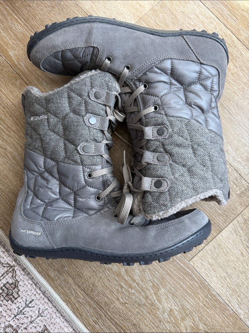 BNWOT Columbia Snow boots 9.5